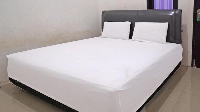 Kamar penginapan di hotel OYO 92938 Kost Putih Syariah, Blitar.