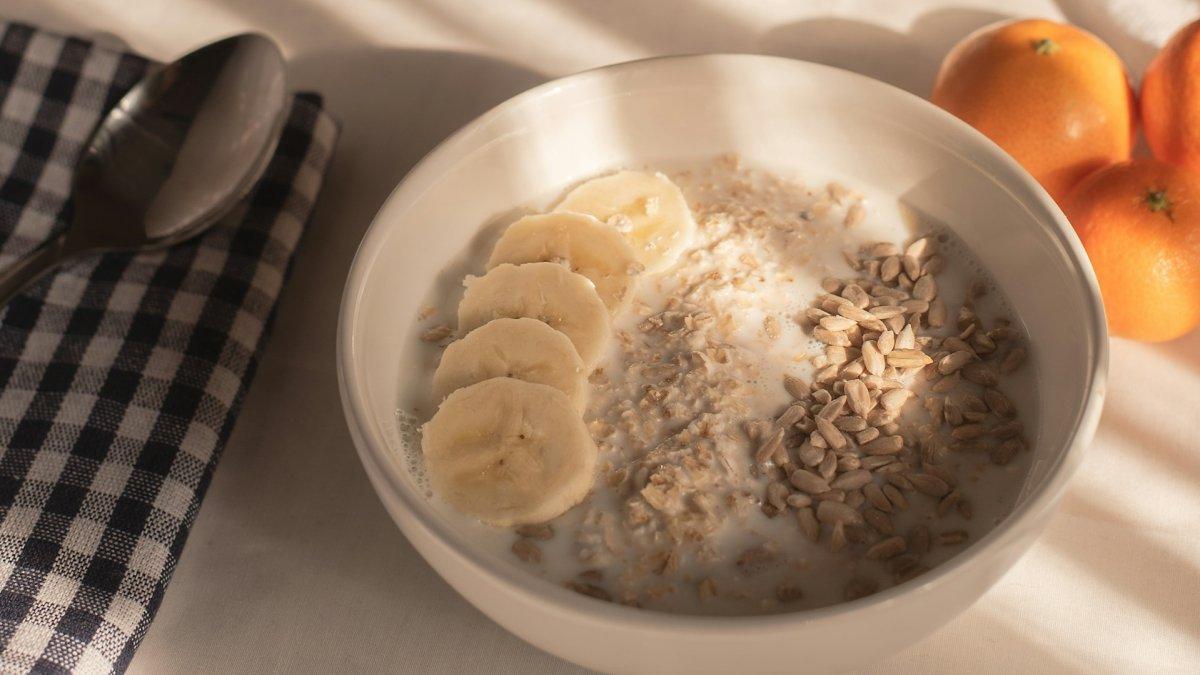 Oatmeal Susu & Pisang, satu resep sahur praktis yang bisa dibuat dalam waktu singkat, tetap sehat, dan tentunya ramah di kantong.