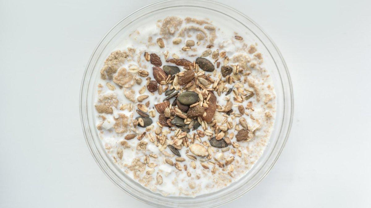 Oatmeal, satu makanan terbaik untuk disantap saat sahur yang bikin kamu tetap berenergi dan terhidrasi.