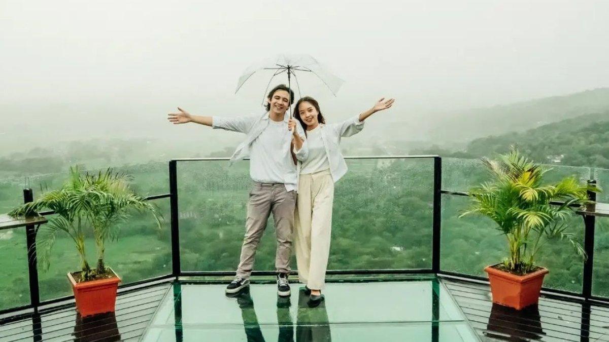 Obelix Hills Jogja menawarkan banyak spot foto instagenic yang bisa kamu coba.