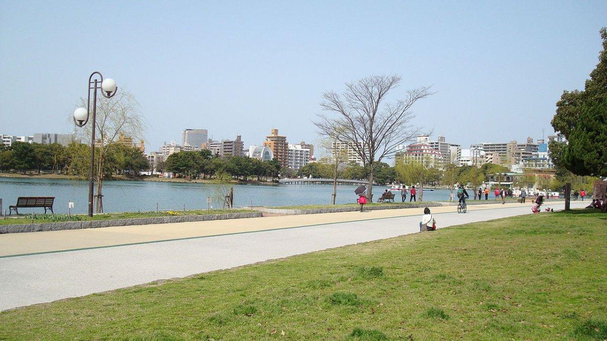 Ohori Park, satu tempat wisata terbaik di Fukuoka Jepang yang menarik buat dijelajahi saat pertama kali liburan ke sana.