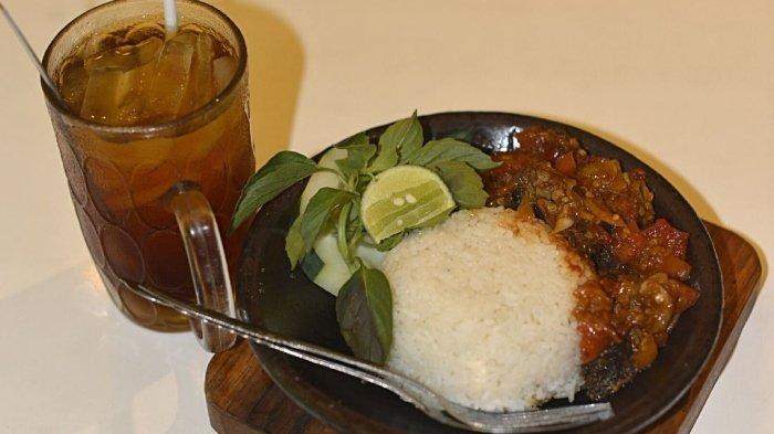 Olahan menu masakan khas nusantara di warung Cobek Panas Kota Solo, Jawa Tengah.