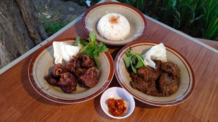 Olahan rica mentok goreng dan rica mentok basah di warung Rica Menthok Mbah Modin di Jaten, Karanganyar untuk makan siang enak, Rabu (6/12/2023).