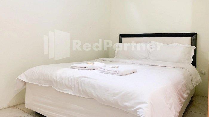 Kamar penginapan di hotel Oma Uti Syariah Mitra RedDoorz near Stasiun Lempuyangan, dekat Pasar Beringharjo Jogja.