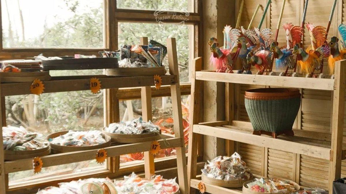 Omah oleh-oleh, satu daya tarik dari Wisata Dusun Kuliner, Kota Batu Jawa Timur.