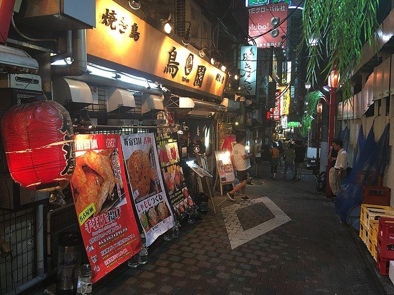 Omoide Yokocho, satu gang izakaya terkenal di Shinjuku Jepang