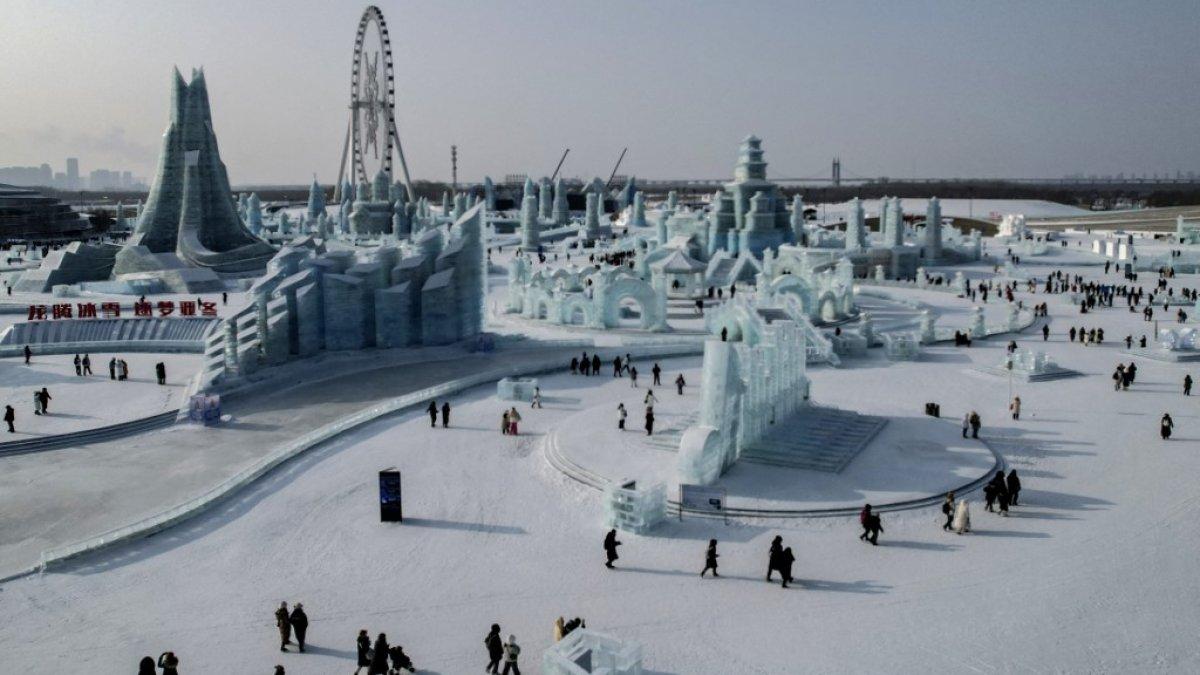 Orang-orang mengunjungi Dunia Es dan Salju Harbin di Harbin, di provinsi Heilongjiang utara Tiongkok pada 5 Januari 2024.