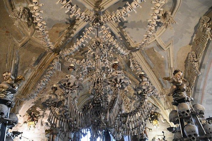 Ossuary Sedlec, sebuah gereja unik di Republik Ceko yang berisi kerangka antara 40.000 hingga 70.000 orang dan kini jadi wisata populer.