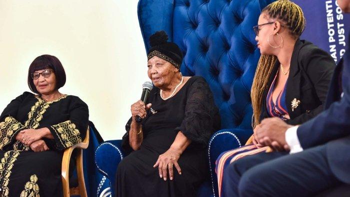 Ouma Katrina Esau, satu-satunya manusia di dunia yang masih mahir menggunakan bahasa Click - bahasa paling langka di dunia.