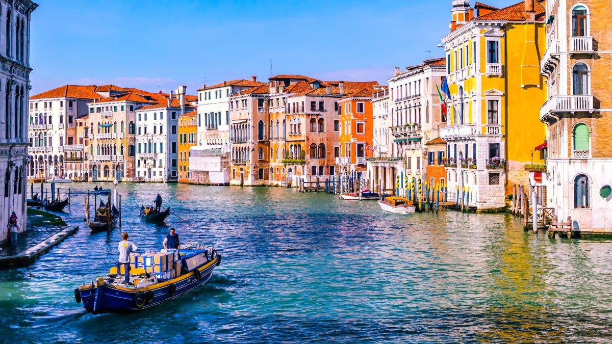 Venesia, satu kota di Eropa yang sebaiknya dipikir ulang buat dikunjungi.