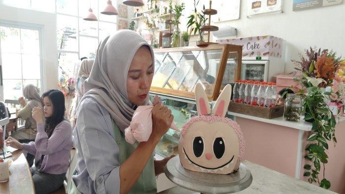 Owner Bake House Pipit Permatasari membuat kue Labubu.