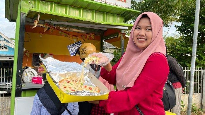Owner Pocket Pizza, Ami saat menunjukkan varian pizza medium yang disajikan di gerai yang beralamat di jalan RE Mardinata (belakang Masjid Agung Kubah Timah) Pangkalpinang, Jumat (9/8/2024).
