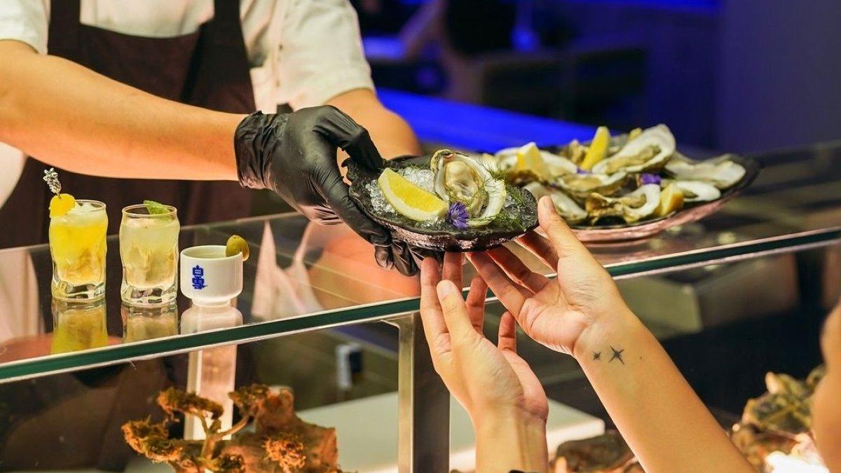 Oyster Dealer Ashta dan Nonna Bona menggabungkan kesegaran seafood dengan sentuhan modern dan elegan dalam setiap hidangannya. 