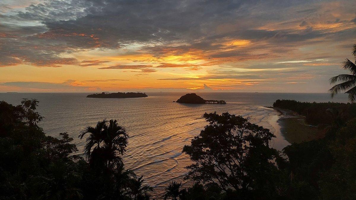 Menikmati keindahan sunset di Pantai Air Manis, Padang, Sumatera Barat.