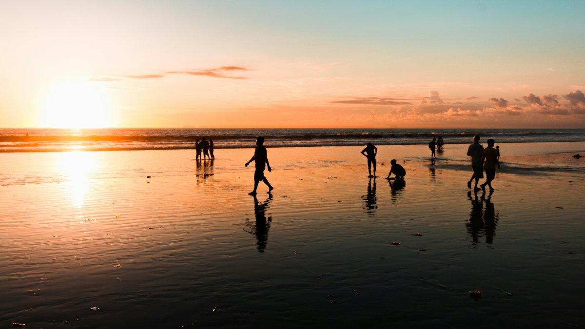 PANTAI KUTA BALI - Pesona sunset di Pantai Kuta. Pantai Kuta adalah satu pantai terbaik di Kuta Bali buat liburan akhir pekan.