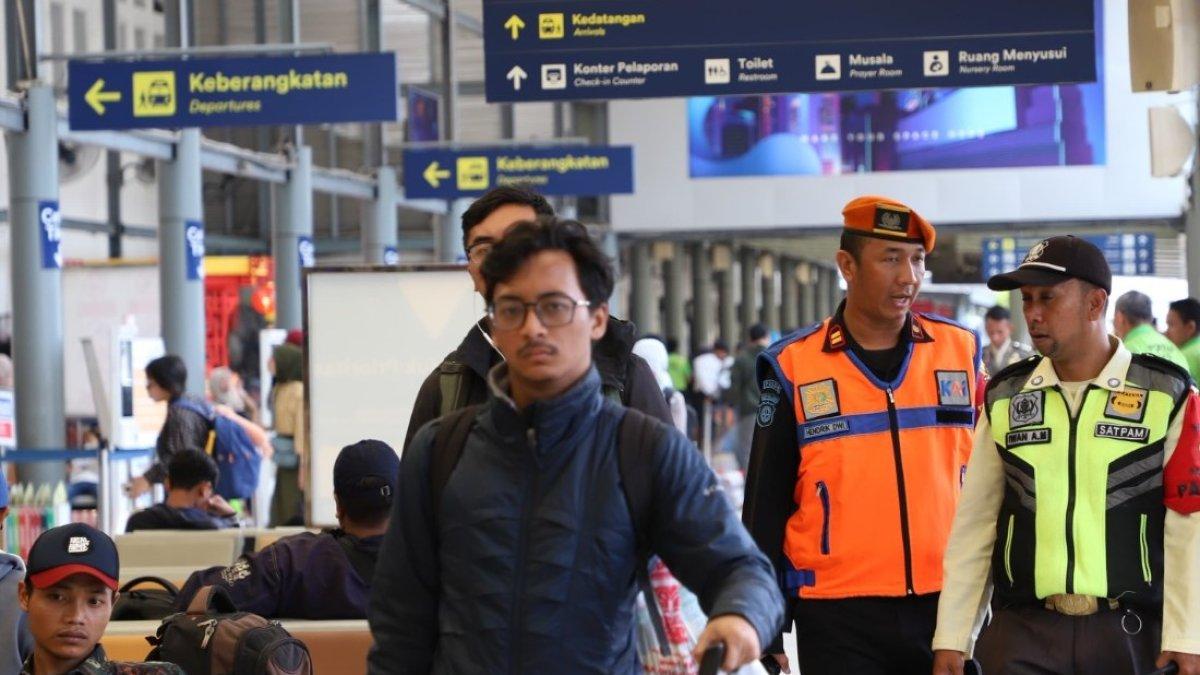 PT Kereta Api Indonesia (Persero) membuka penjualan tiket kereta api pada periode angkutan Lebaran 2024 mulai tanggal 15 Februari 2024 atau H-45 untuk keberangkatan 31 Maret 2024 atau H-10 Lebaran.
