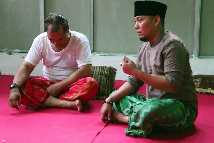 H Ustad Ujang Bushtomi memandikan seorang caleg yang memperoleh suara jauh dari target, di padepokan anti galau, Jumat (19/4/2019). Terapi dengan cara tradisional dan pendekatan agama ini dilakukan untuk ketenangan.