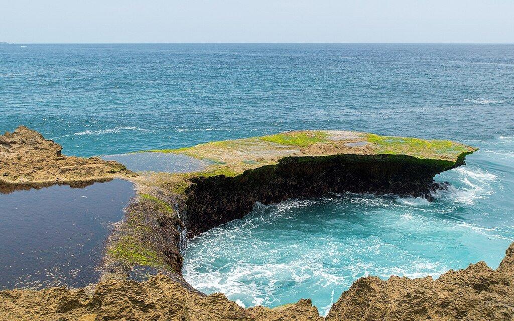 Devil's Tear berlokasi di Nusa Lembongan, Jungutbatu, Kecamatan Nusa Penida, Kabupaten Klungkung, Bali.