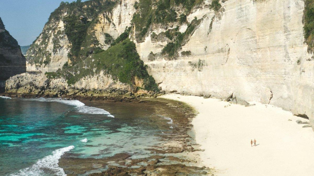 Panduan liburan ke Diamond Beach Nusa Penida Bali lengkap dengan harga tiket masuknya.
