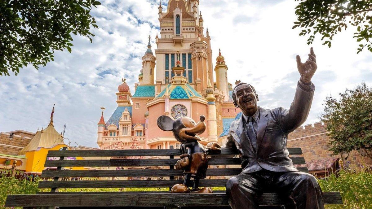 Hong Kong Disneyland merupakan salah satu tempat wisata paling populer.