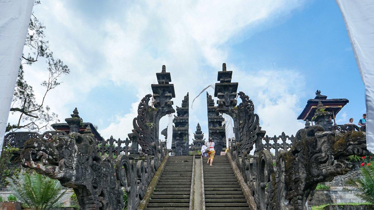 Pura Besakih berlokasi di Desa Besakih, Kecamatan Rendang, Kabupaten Karangasem, Bali.