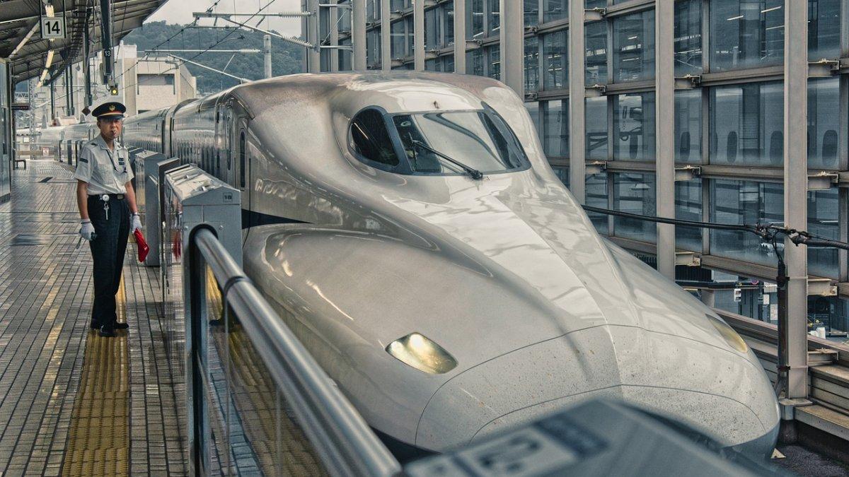Shinkansen Jepang yang akan berangkat.