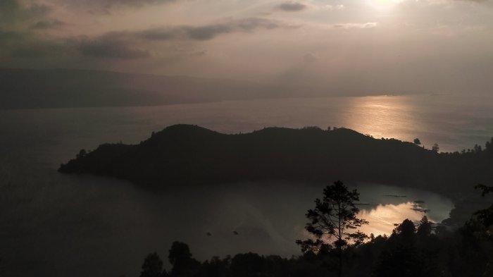 Panorama Tanjung Unta saat sunset di Simalungun, Sumatera Utara.