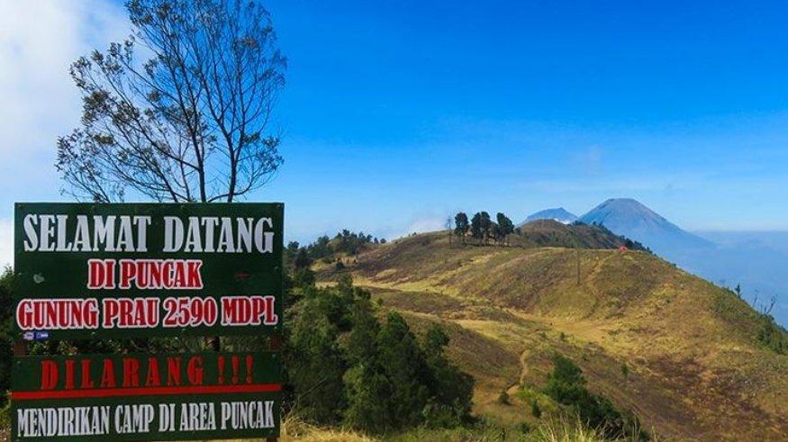 Panorama di salah satu puncak Gunung Prau.
