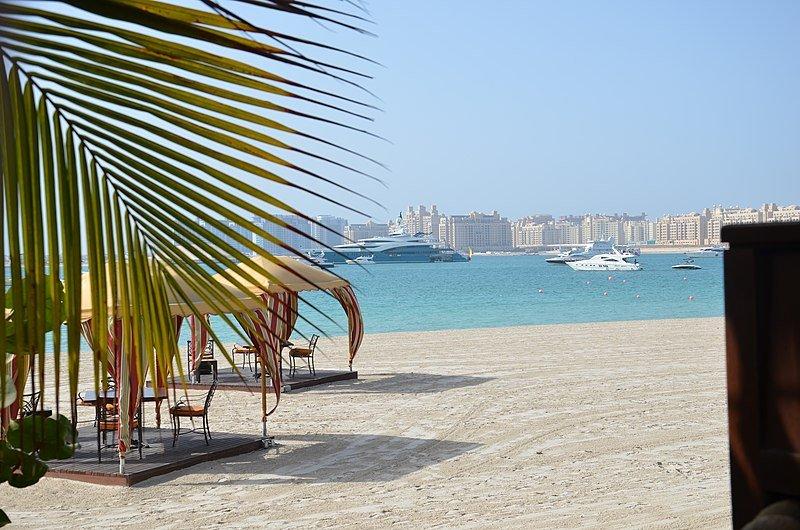 Pantai Al Sufouh, satu tempat wisata gratis di Dubai buat liburan hemat anggaran.