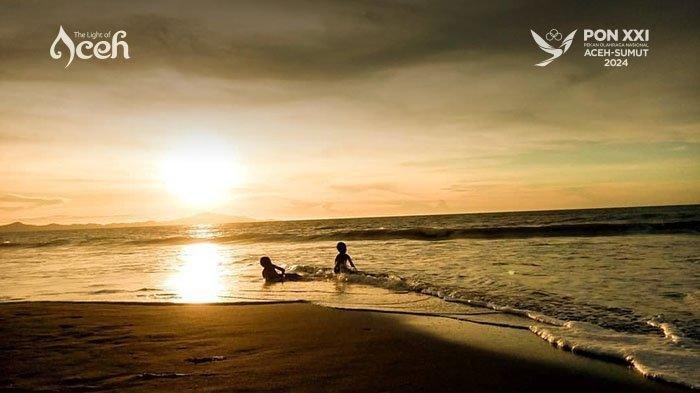 Pesona sunset atau matahari terbenam di kawasan Pantai Alue Naga, Banda Aceh, Selasa (8/10/2024).