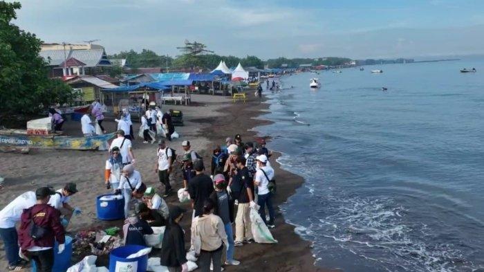 Lebih dari 1.000 relawan dari 54 komunitas turut hadir dalam program bersih-bersih di Pantai Anging Mammiri di Kota Makassar.