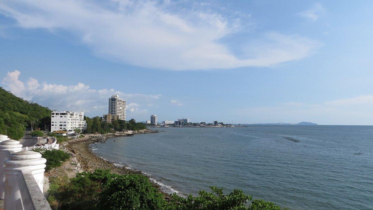 Pantai Bang Sean, satu tempat wisata terbaik di Chonburi Thailand yang menarik buat kamu kunjungi.