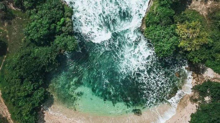 Pantai Batu Bengkung di Kabupaten Malang.