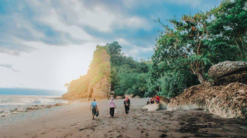 Pantai Batu Cincin Ende.