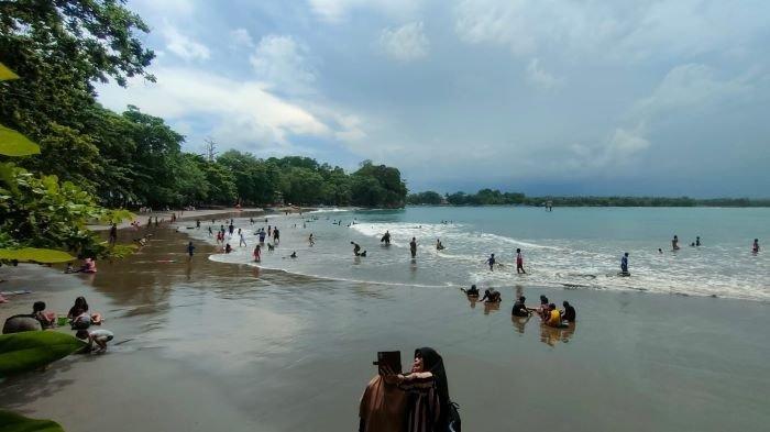 Suasana kunjungan wisata di Pantai Batu Karas, Kabupaten Pangandaran, Sabtu (2/3/2024).