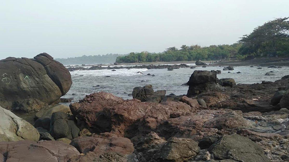 Pantai Batu Kukumbung, satu tempat wisata di Cianjur Jawa Barat.