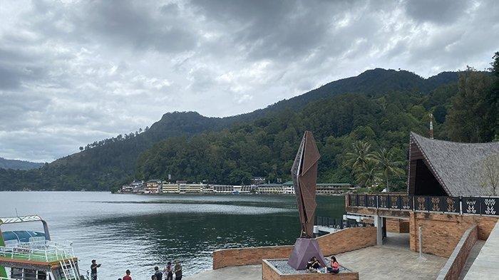 Pantai Bebas Parapat, satu tempat wisata di Simalungun, Sumatera Utara.