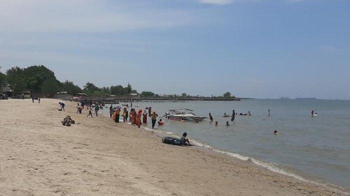 Suasana di Pantai Dalegan, Gresik, Jawa Timur.