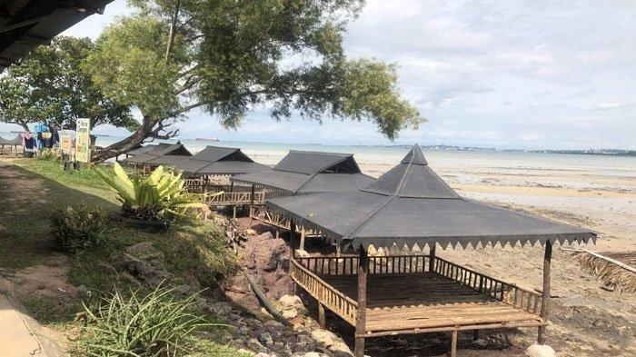 Deretan pondok di Pantai Dangas, Sekupang, Batam.