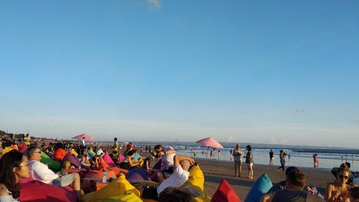 WISATA BALI - Suasana di Pantai Double Six, Seminyak, Kuta, Badung, saat ramai dikunjungi wisatawa, Selasa (6/4/2025).