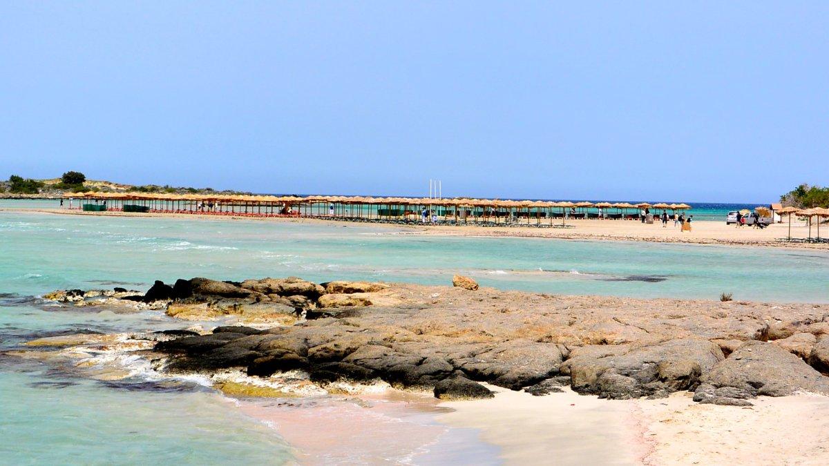 Pantai Elafonissi, satu pantai berpasir pink tercantik di dunia yang menarik buat kamu jelajahi.
