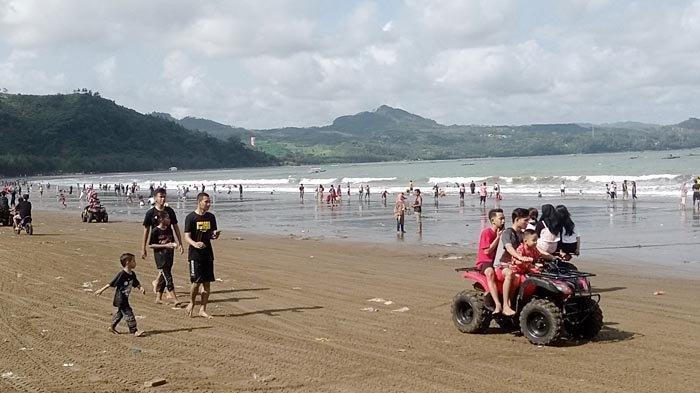Situasi Pantai Gemah Tulungagung di hari kedua Lebaran, Selasa (3/5/2022).