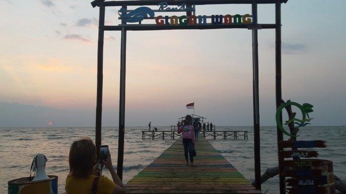Wisatawan sedang berfoto di Pantai Glagah Wangi Istambul, Desa Tambak Bulusan, Kecamatan Karangtengah, Demak, Sabtu (12/9/2020).