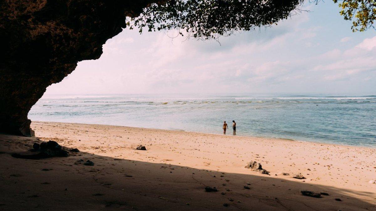 Pantai Green Bowl di Bali buat liburan akhir tahun.