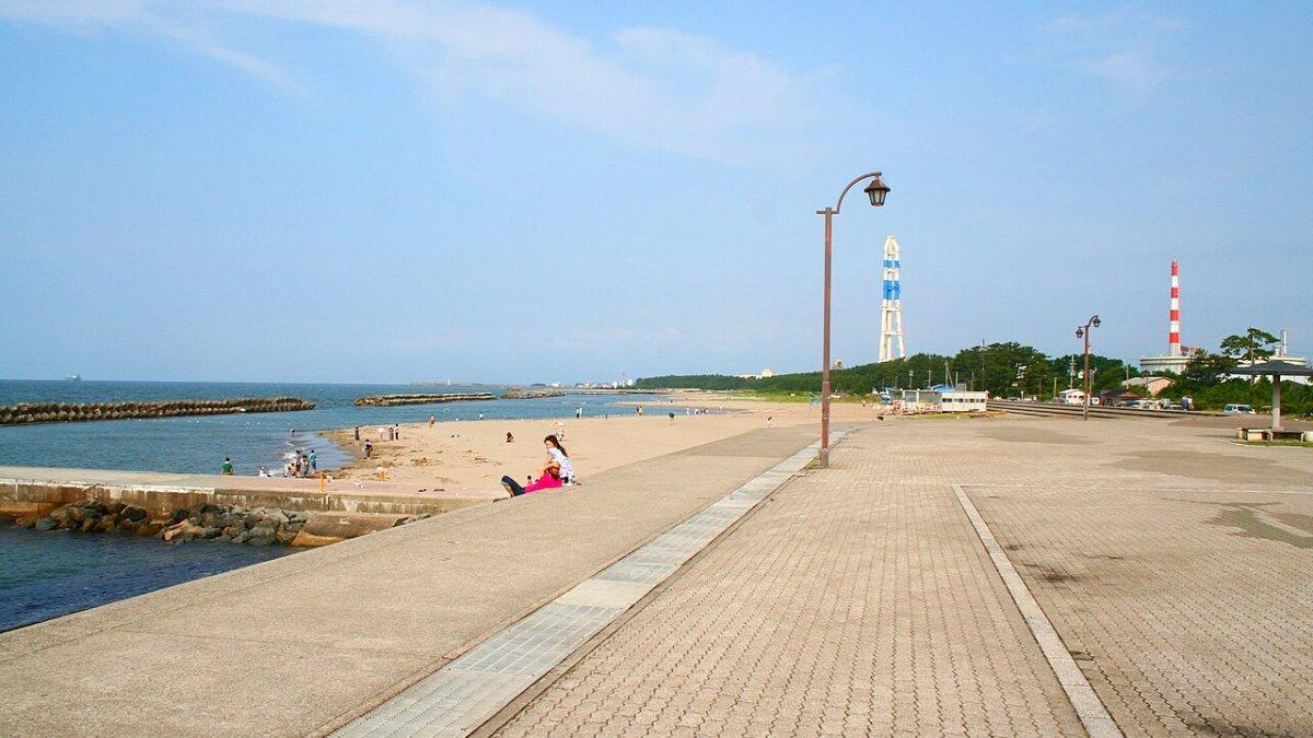 Pantai Hakotsukuri, satu pantai terbaik di Osaka Jepang yang menarik buat kamu kunjungi saat Musim Panas.