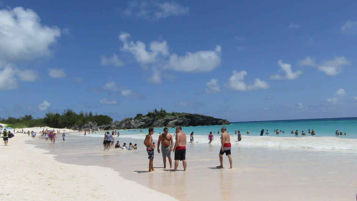 Pantai Horseshoe Bay, satu pantai berpasir pink tercantik di dunia yang menarik buat kamu jelajahi.