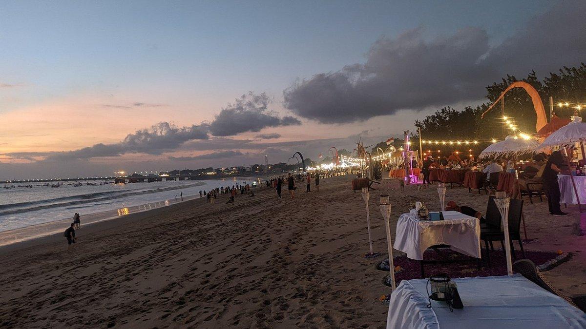 Pantai Jimbaran, satu pantai di Bali buat tempat honeymoon romantis.