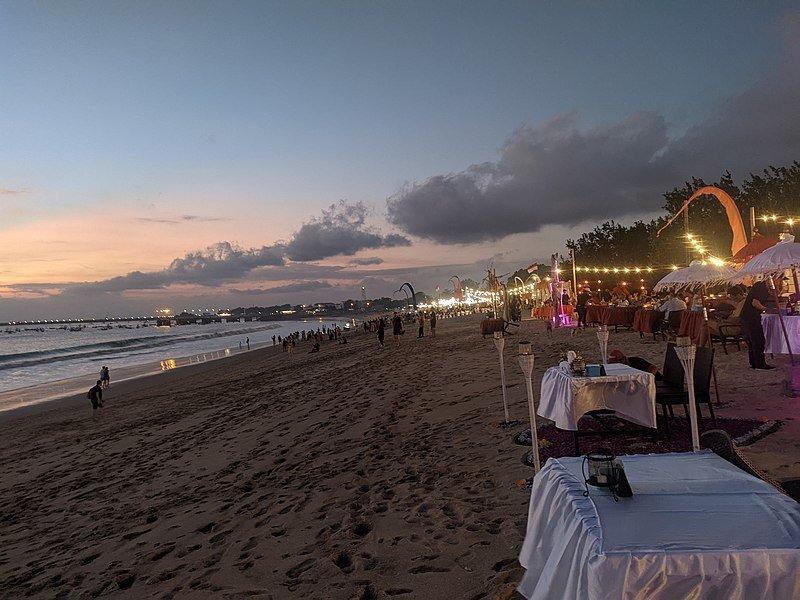 Pantai Jimbaran, satu pantai terbaik di Bali buat libur Natal dan Tahun Baru.