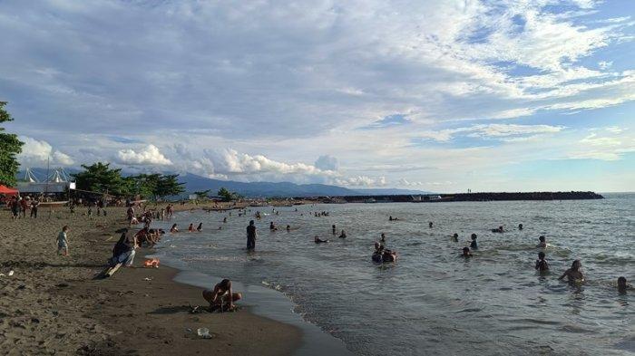 WISATA PANTAI - Pantai Karang Ria yang ada di Kecamatan Tuminting, Kota Manado, Sulawesi Utara masih menjadi favorit warga, Minggu (8/6/2025). Pada hari libur dan akhir pekan, Pantai Karang Ria selalu diserbu pengunjung.