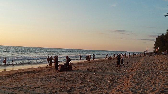 Suasana sore di Pantai Katapiang, Padang Pariaman, Sumatera Barat.